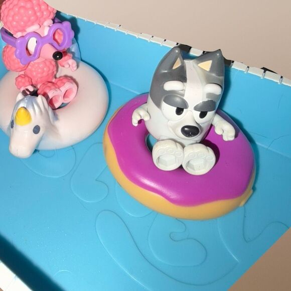 BLUEY Heeler Jeep - Cabana Pool - 3 in 1 Airplane Resort Figures Accessories - Picture 11 of 15